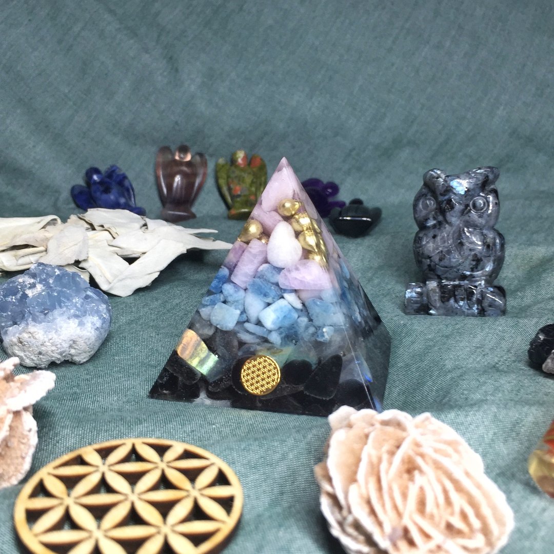 Orgonite 能量塔 — 摩根石、海蓝宝、拉长石、黑曜石 - 摆饰 - 宝石 粉红色