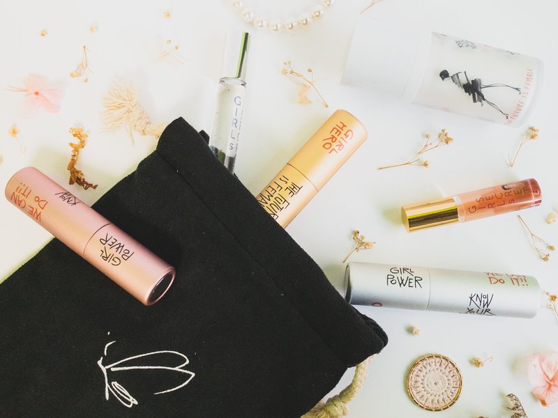 GIRLs SECRET - 仿麂皮双层绒布荷叶边束口袋 - 化妆包/杂物包 - 人造皮革 黑色