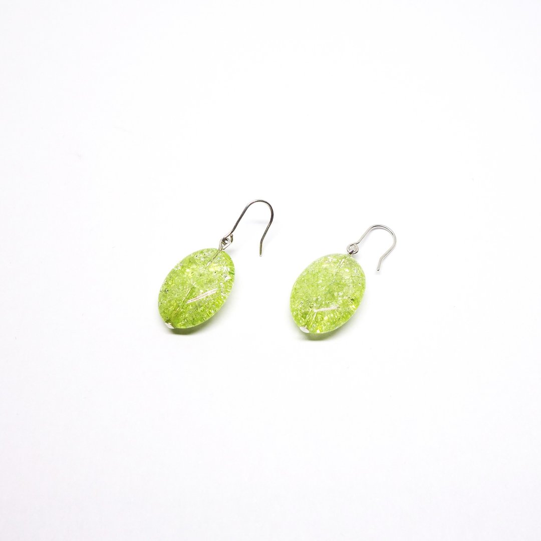 Light green crysta earrings SV925 【Pio by Parakee】草緑水晶耳環 - 耳环/耳夹 - 宝石 绿色