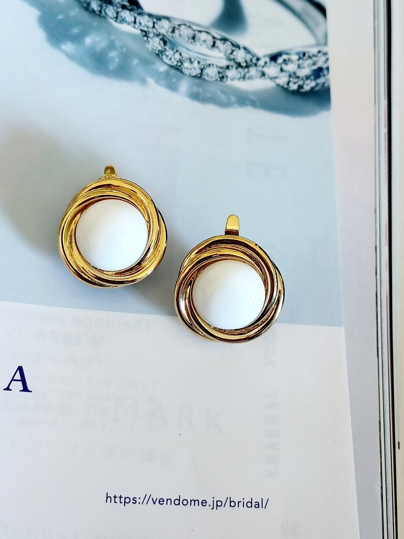 vintage jewelry  Trifari 古典金色环圈白色赛珞珞 夹式耳环 - 耳环/耳夹 - 其他金属 