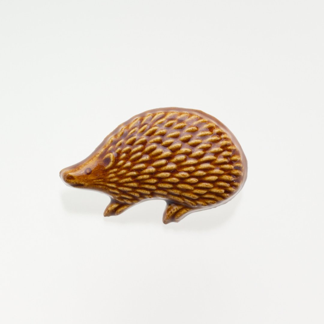 ceramics brooch hedgehog brown - 胸针 - 陶 咖啡色