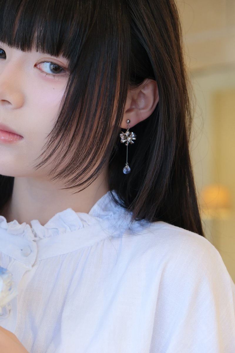 Nina | 绣球花 不对称 | 美国制琉璃泪珠 Swarovski 珍珠耳环 - 耳环/耳夹 - 其他金属 银色