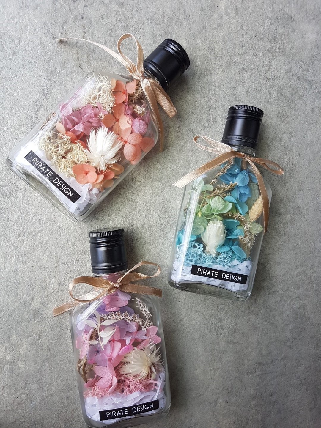 海藏设计│梦幻双色。干燥威士忌瓶花。玻璃瓶花/婚礼小物/毕业礼 - 摆饰 - 植物．花 多色