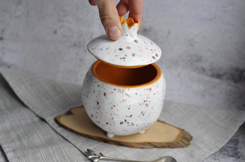 Pomegranate jewelry box ceramic, woman trinket box, pomegranate bowl with lid. - 收纳用品 - 瓷 白色