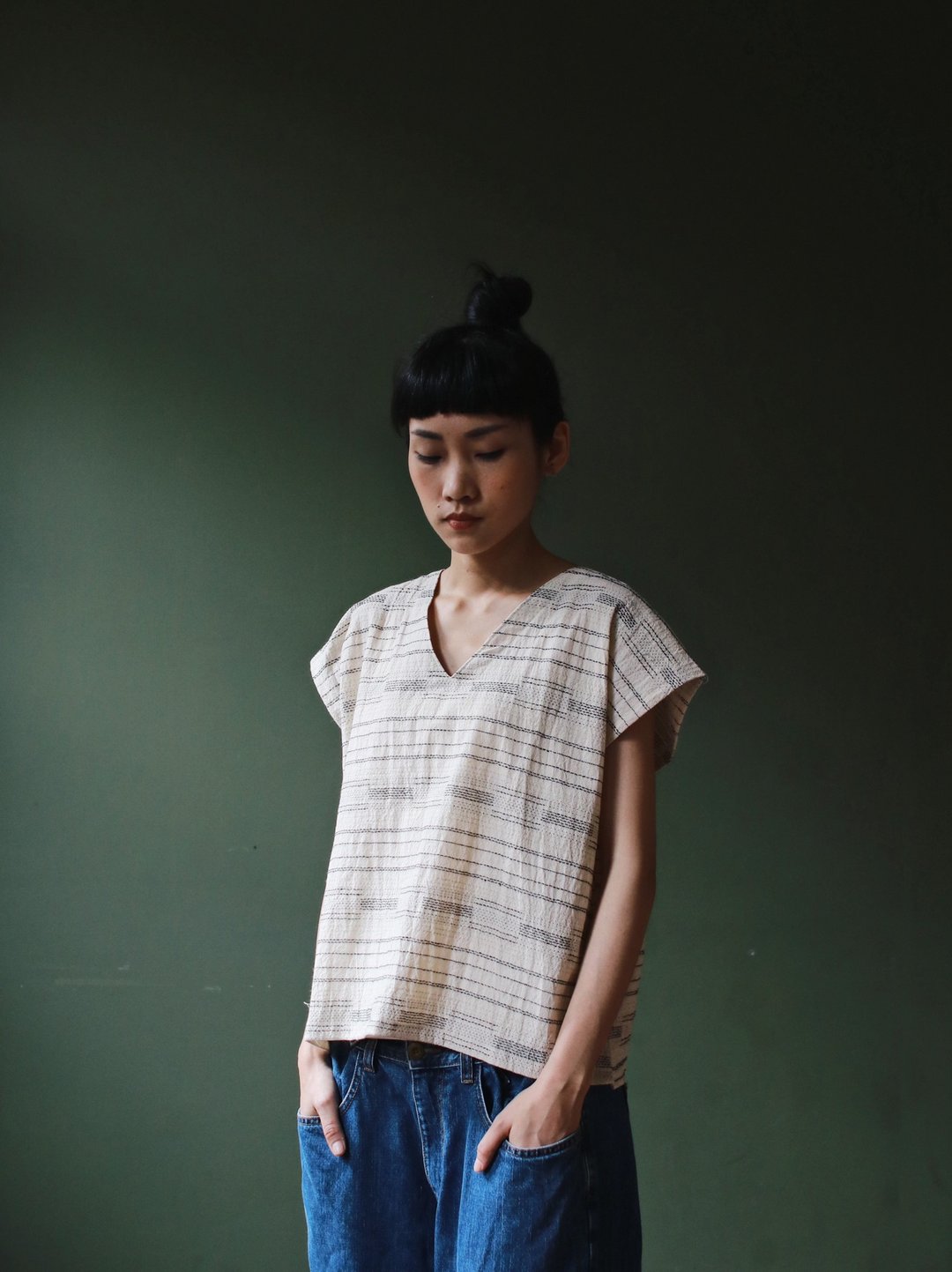 V领黑灰绣线短上衣 - 女装上衣 - 棉 黑色