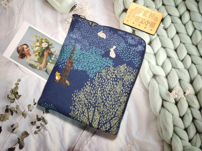 森林系列-日本设计师布蓝底手绘森林树L型拉链袋铺棉电子书保护套 - 平板/电脑保护壳 - 棉．麻 