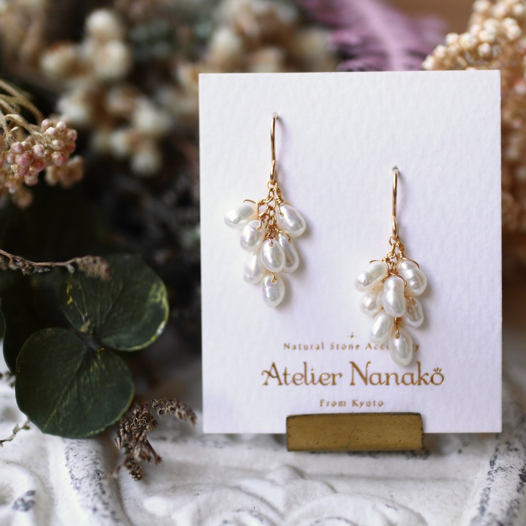 Freshwater pearl grape earrings - 耳环/耳夹 - 宝石 白色