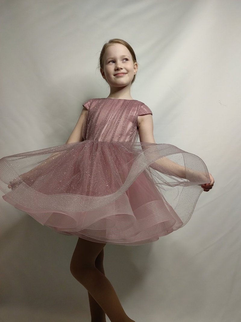 婚礼、生日等场合适用的淡粉色亮片网眼花童短款礼服 - 童装礼服/连衣裙 - 其他材质 多色