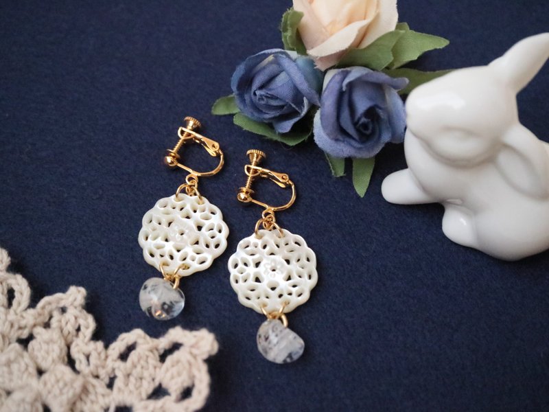 White butterfly shell lace and American lampwork beads Round magatama Clip-On White shell Shell shell dragonfly ball Striped swaying elegant borosilicate glass - 耳环/耳夹 - 贝壳 白色