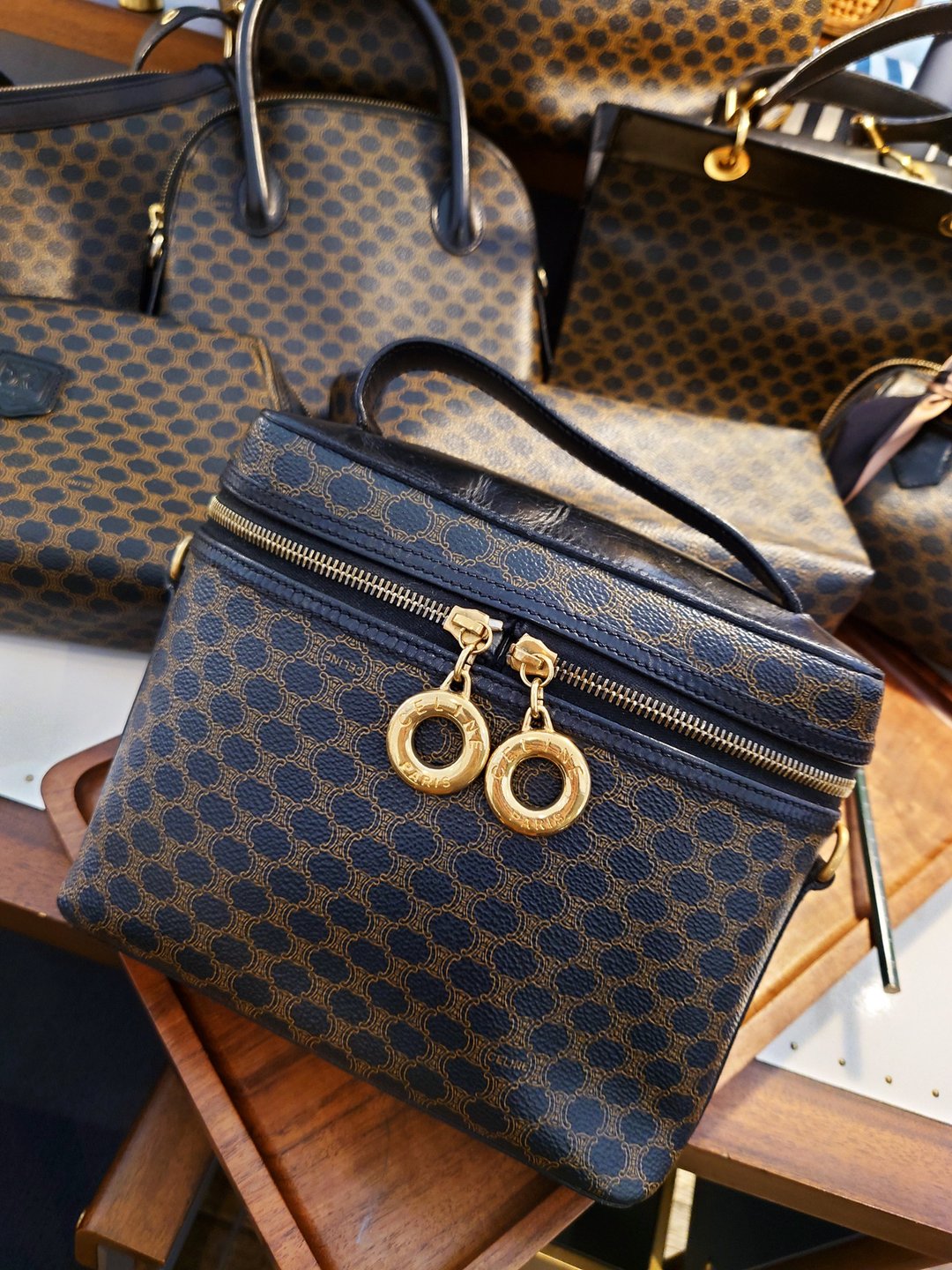 中古包 CELINE 甜甜圈黑花化妆包化妆袋斜背包斜挎包手拿包单肩包 - 侧背包/斜挎包 - 防水材质 黑色
