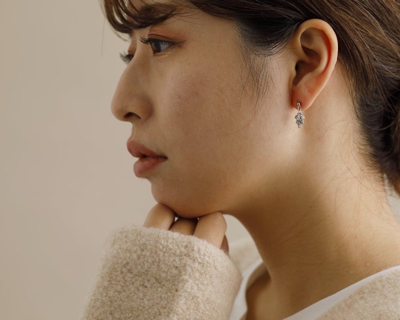 五彩纸屑 SV -银闪亮水晶耳针 - 耳环/耳夹 - 其他金属 银色