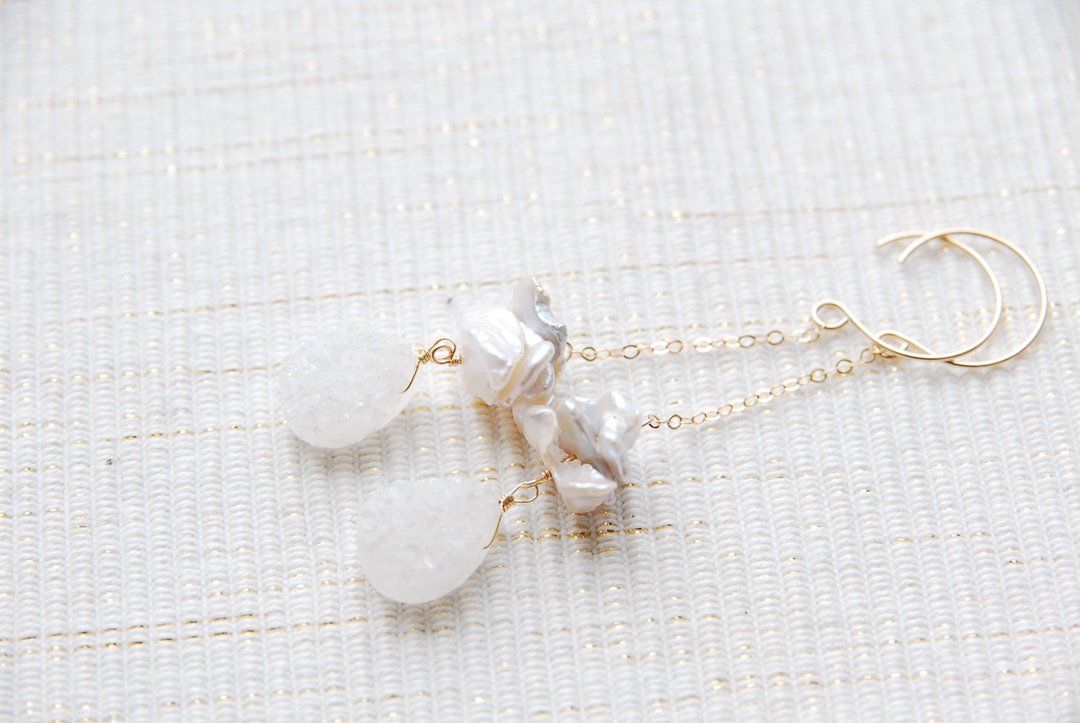 Drugiagate and Keshipearl chain earrings 14kgf - 耳环/耳夹 - 宝石 白色