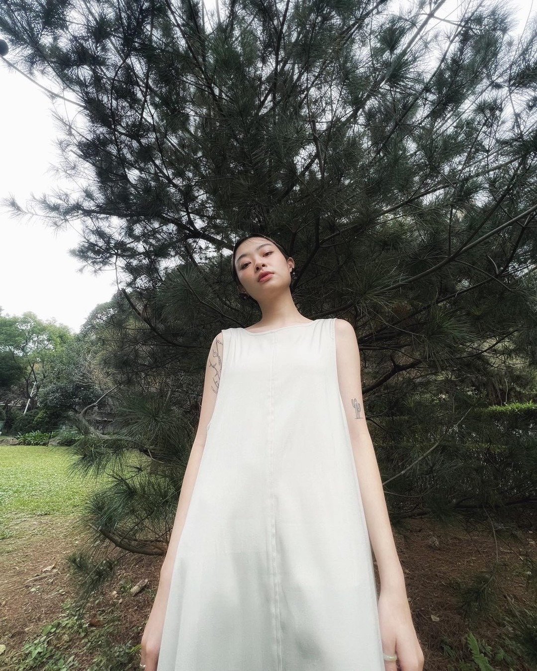 流线垂坠长洋装 - 洋装/连衣裙 - 其他材质 银色