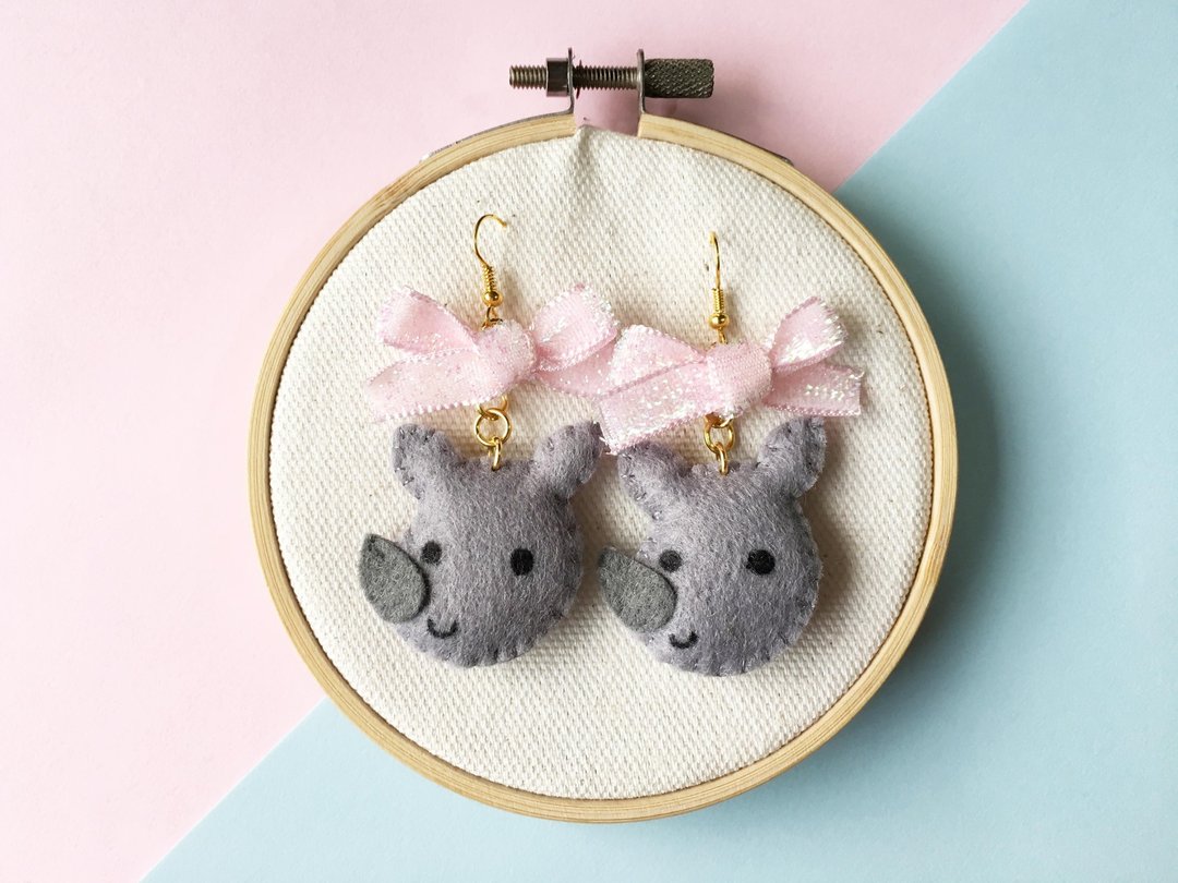 Rhino animal earring with pink glitter ribbon. - 耳环/耳夹 - 聚酯纤维 卡其色