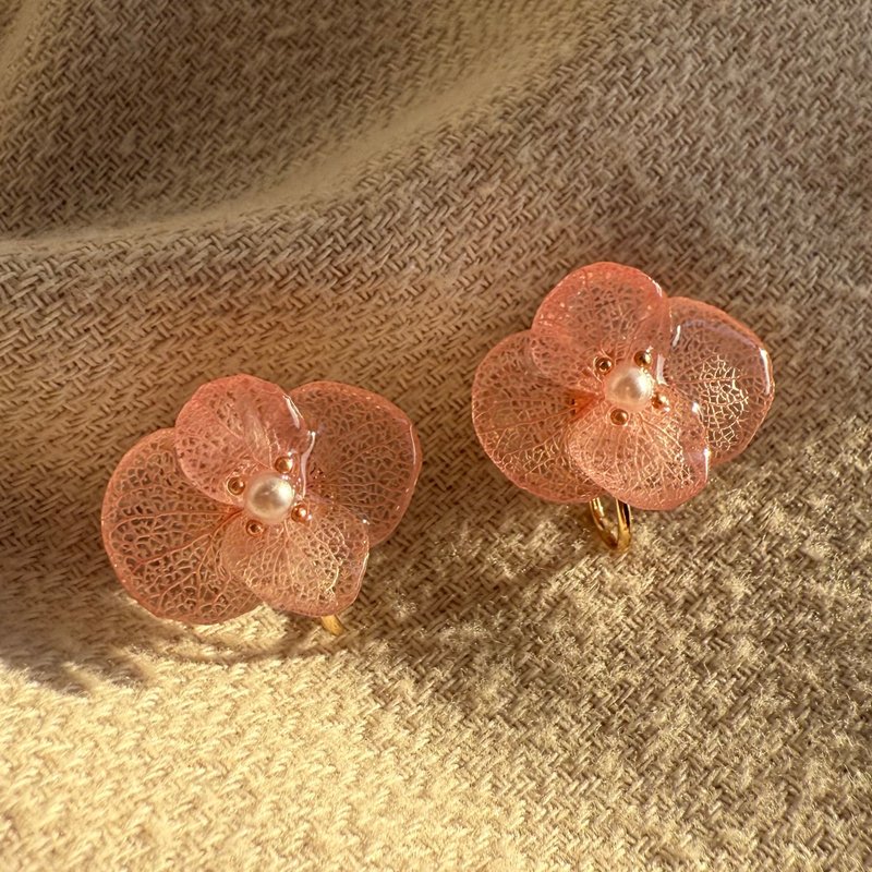 初绽 樱粉 | 手作真花绣球花耳环 耳夹 - 耳环/耳夹 - 树脂 