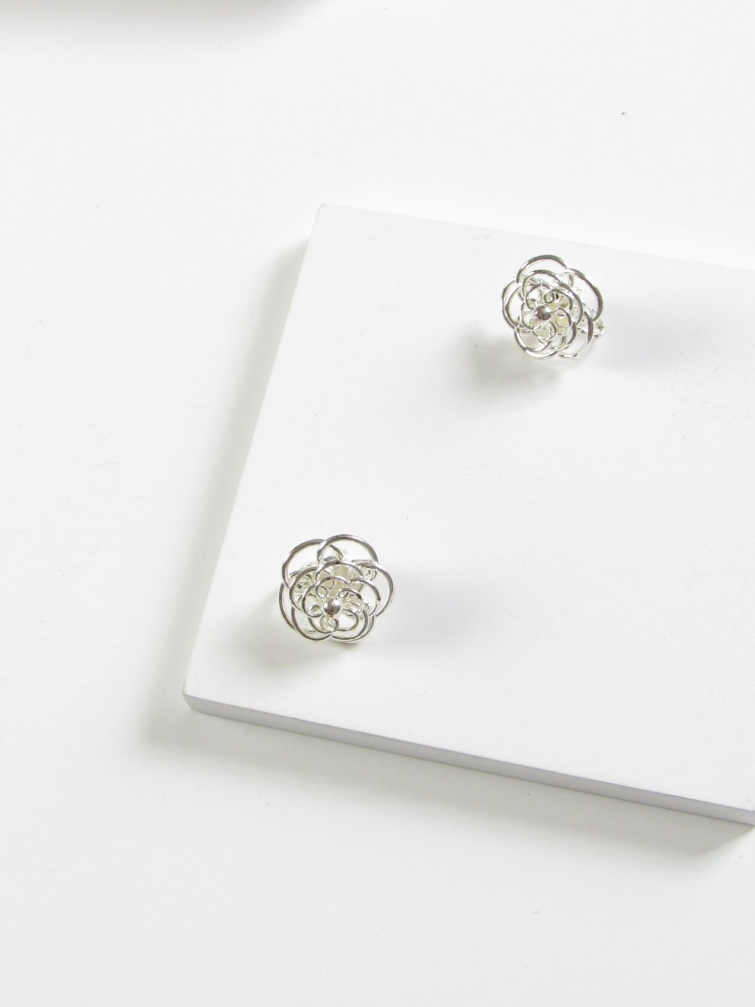 Vintage Filigree Rose Silver Clip On Earrings - 耳环/耳夹 - 银 银色