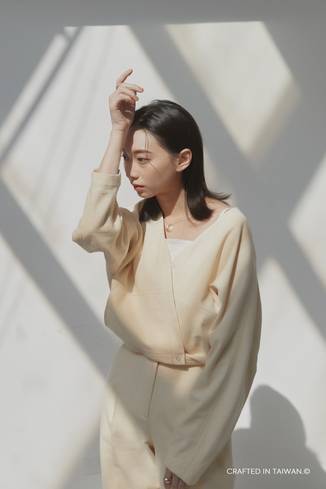 个性棉麻围裹式无领短外套 / 淡黄色 - 女装西装外套/风衣 - 棉．麻 黄色
