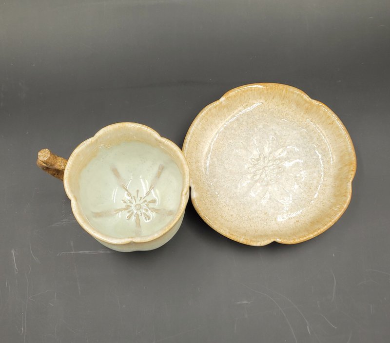 梅花造型杯 手作咖啡杯 梅花咖啡杯 花形咖啡杯 可爱杯子 咖啡杯 - 咖啡杯/马克杯 - 陶 