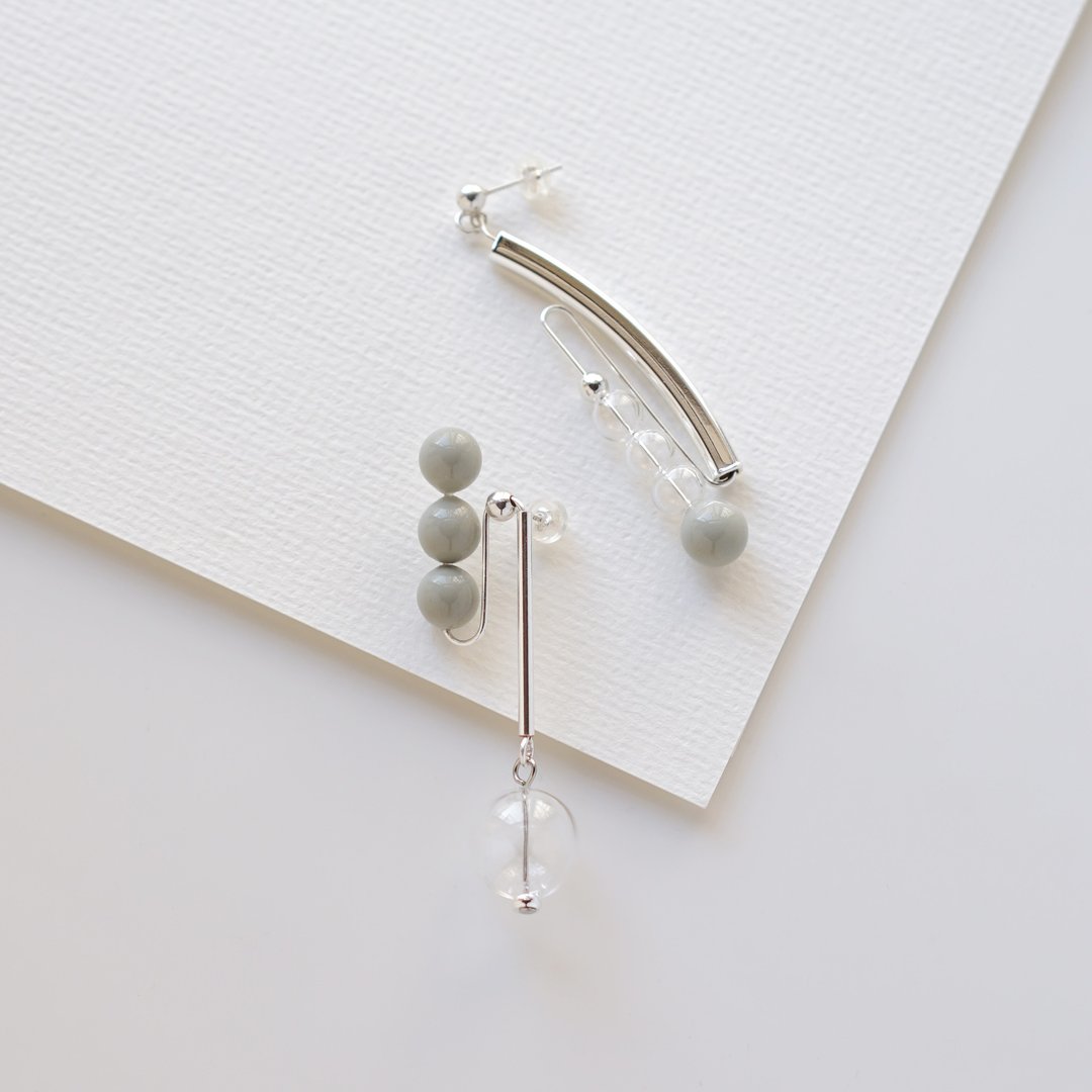Cordelia 手工软陶 几何线条 玻璃珠垂坠 925纯银耳钉耳环 - 耳环/耳夹 - 陶 灰色