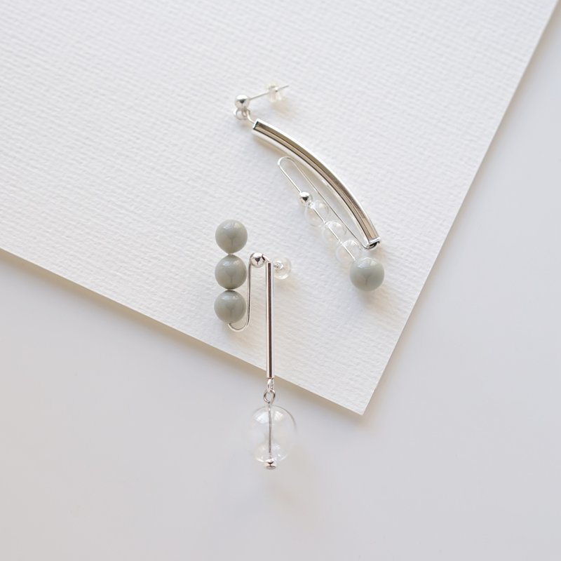 Cordelia 手工软陶 几何线条 玻璃珠垂坠 925纯银耳钉耳环 - 耳环/耳夹 - 陶 灰色