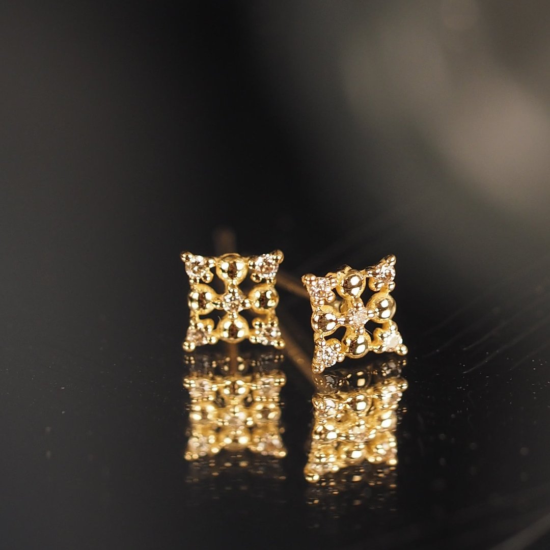 18K金钻石绽放耳环18K Gold The Diamond Bloom Earrings - 耳环/耳夹 - 贵金属 