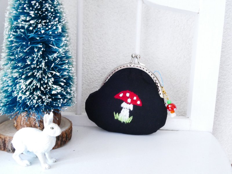 Embroidery mini chopsticks Mushrooms black - 零钱包 - 棉．麻 黑色