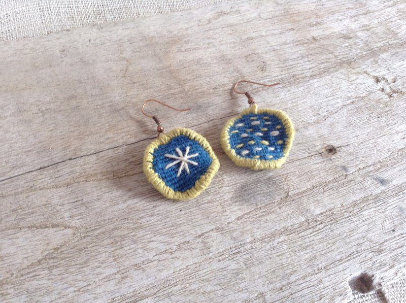 Handmade earrings-embroidered with natural dyes thread on handwoven cotton fabric - 耳环/耳夹 - 绣线 蓝色