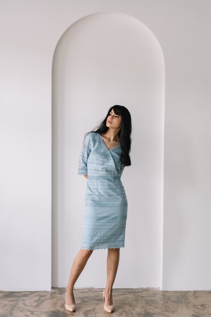 CYBIL, The embroidery wrapped dress - 洋装/连衣裙 - 棉．麻 蓝色