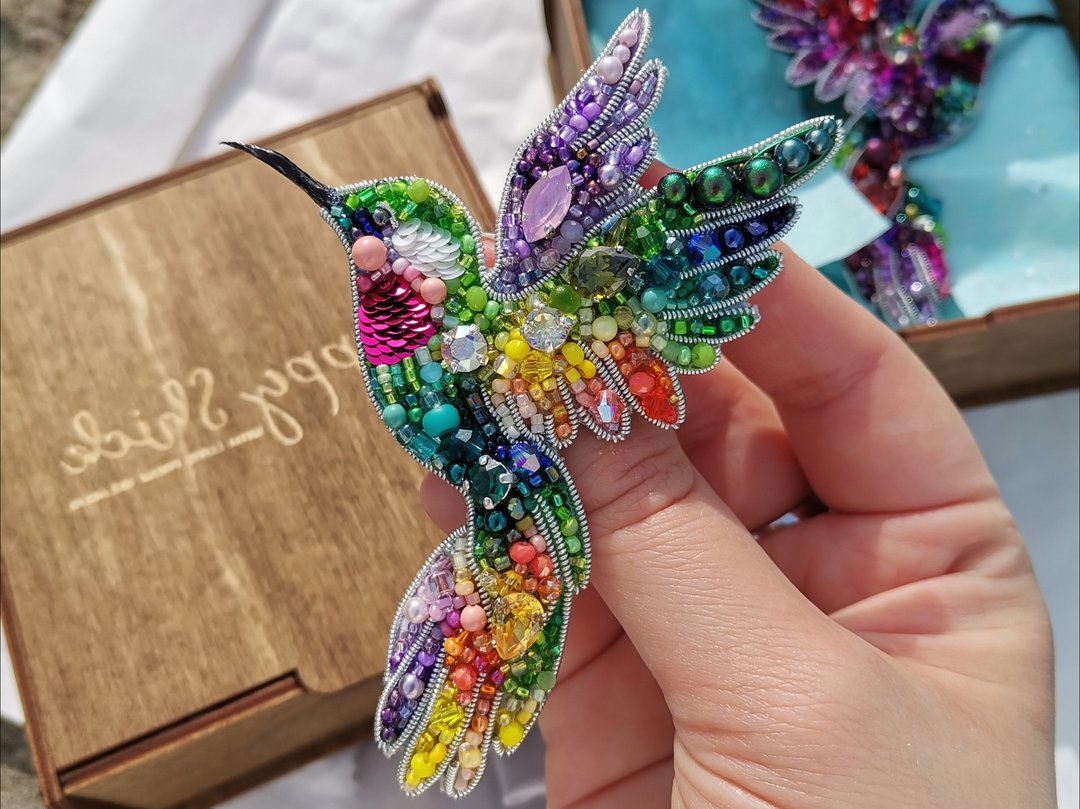Hummingbird jewelry brooch, rainbow hummingbird, bird pin - 胸针 - 玻璃 多色