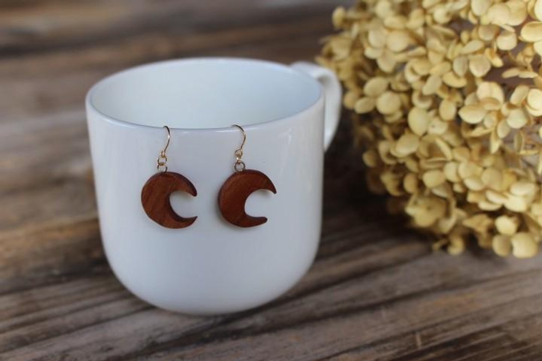 Moon earrings - 耳环/耳夹 - 木头 