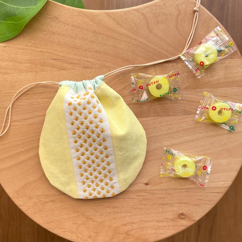 浑圆可爱的刺子绣圆形束口袋，黄色，凤梨，刺绣，小礼物，小物收纳，生日礼物，圣诞礼物，赠礼，日本，手工制作 - 化妆包/杂物包 - 棉．麻 黄色