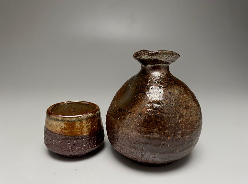 Sake tokkuri and guinomi - 花瓶/陶器 - 陶 