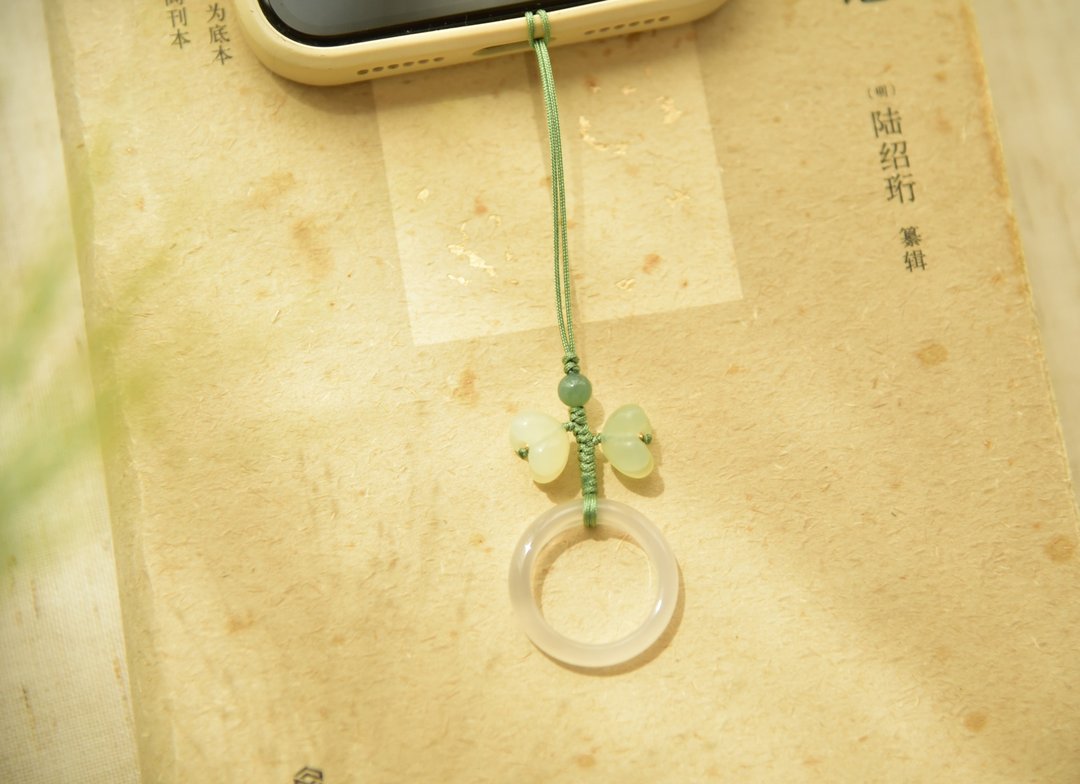 【花好月圆】天然岫玉桂花玛瑙指环手机吊坠 - 吊饰 - 玉石 白色