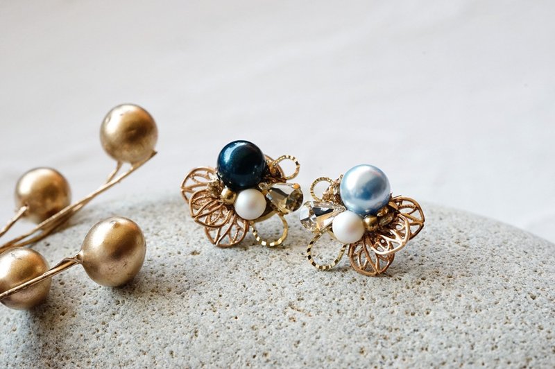 花蝴蝶 - 复古水晶花片耳环 (医疗级抗敏钢针 / 耳夹) - 耳环/耳夹 - 不锈钢 多色