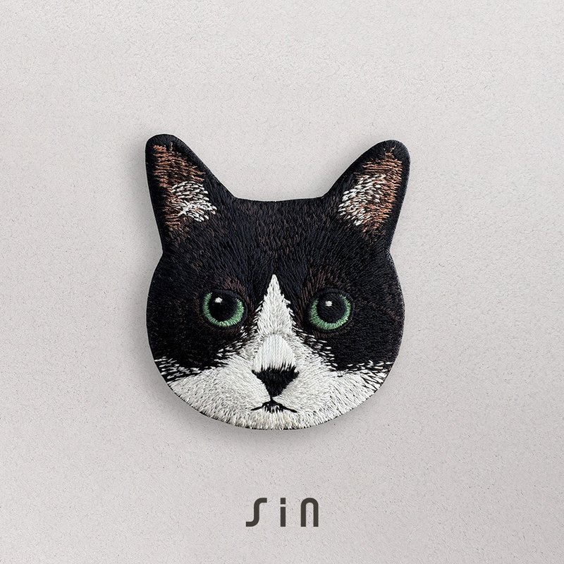 单卡大头猫-刺绣贴纸-绿眼黑鼻奔驰猫(A0019) - 贴纸 - 绣线 红色