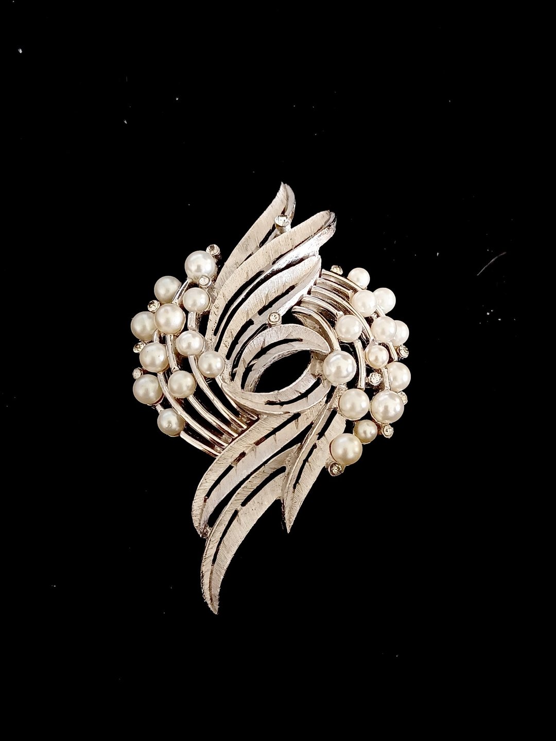 vintage jewelry Trifari 典雅镜相珍珠花卉 别针 胸针 - 胸针 - 其他金属 