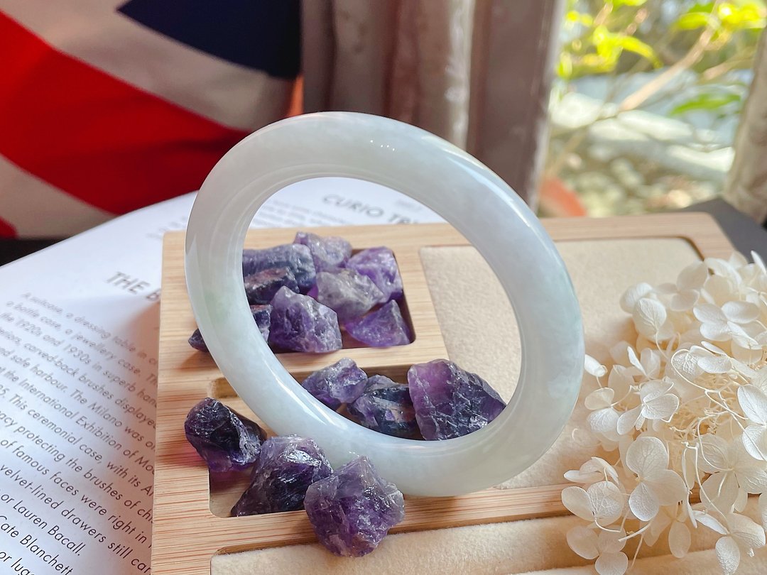天然翡翠A货缅甸玉冰绿飘花 圆骨镯  玉镯 - 手链/手环 - 玉石 白色