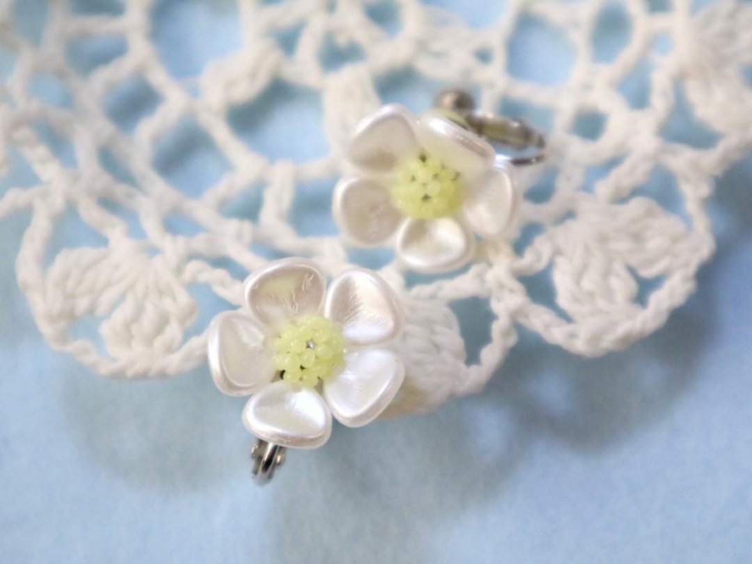 Candy Flower Clip-On White Flower Only Flower White Delicate Cute Cute Elegant Gorgeous Plum New Year Spring Czech Beads Czech Glass - 耳环/耳夹 - 玻璃 白色