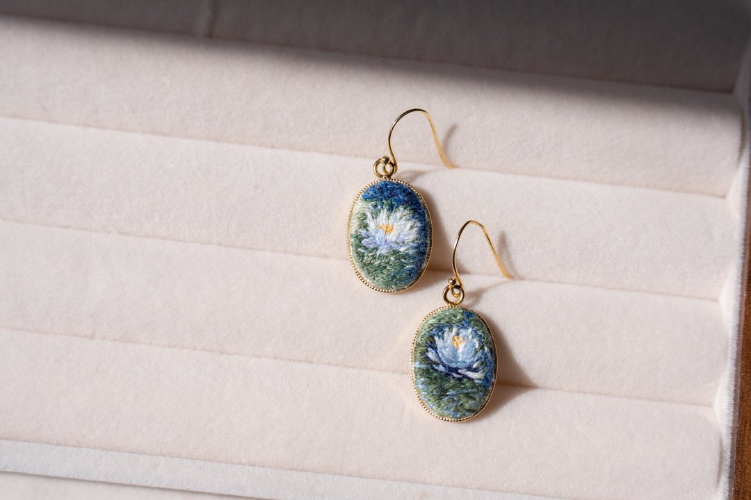 莫奈睡莲刺绣耳环 Monet Waterlilies Earrings - 耳环/耳夹 - 棉．麻 蓝色