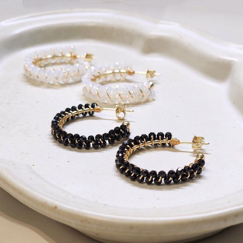 赫・本 | 黑尖晶 蛋白石 手工编织铜镀 14K 金耳针式耳环 - 耳环/耳夹 - 半宝石 黑色