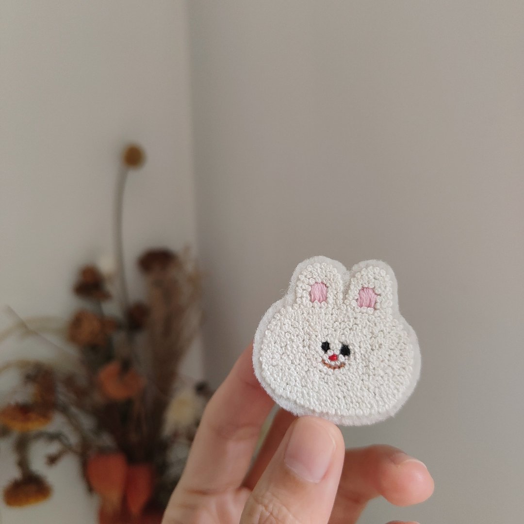 手工刺绣 | bunny小兔子胸针 - 胸针 - 绣线 白色