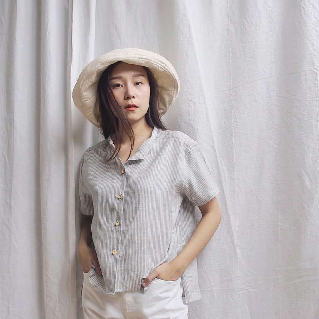 Linen short sleeve shirt with Wooden buttons - Soft gray stripe - 女装上衣 - 棉 灰色