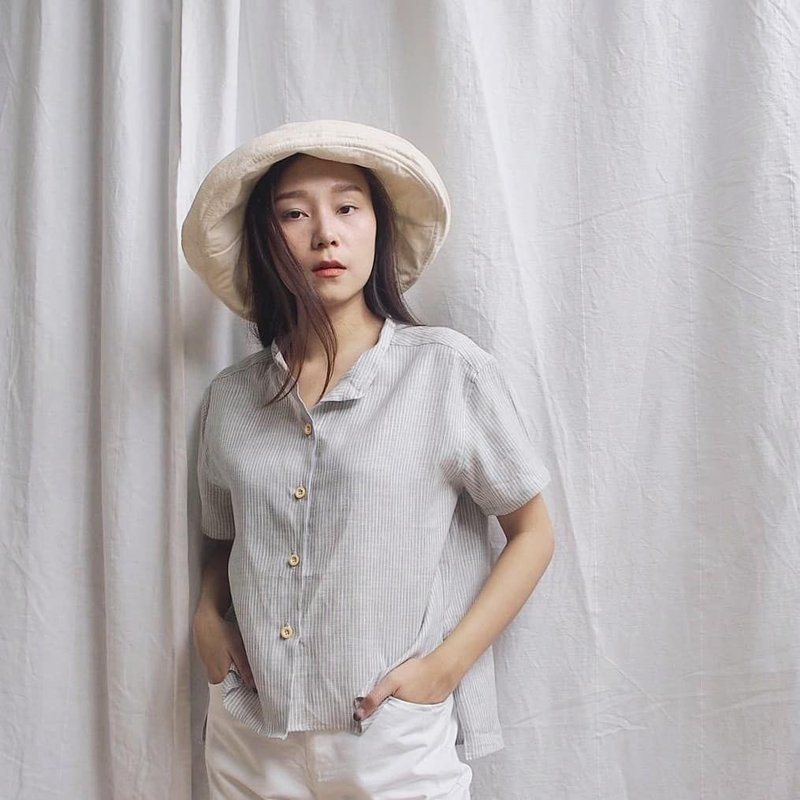 Linen short sleeve shirt with Wooden buttons - Soft gray stripe - 女装上衣 - 棉．麻 灰色