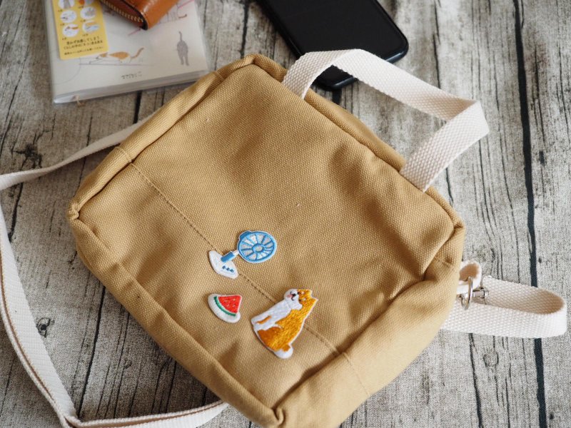 手工缝制托特侧肩包帆布小手袋 凉风扇柴犬刺绣 可拆调教长短肩带 - 侧背包/斜挎包 - 棉．麻 咖啡色