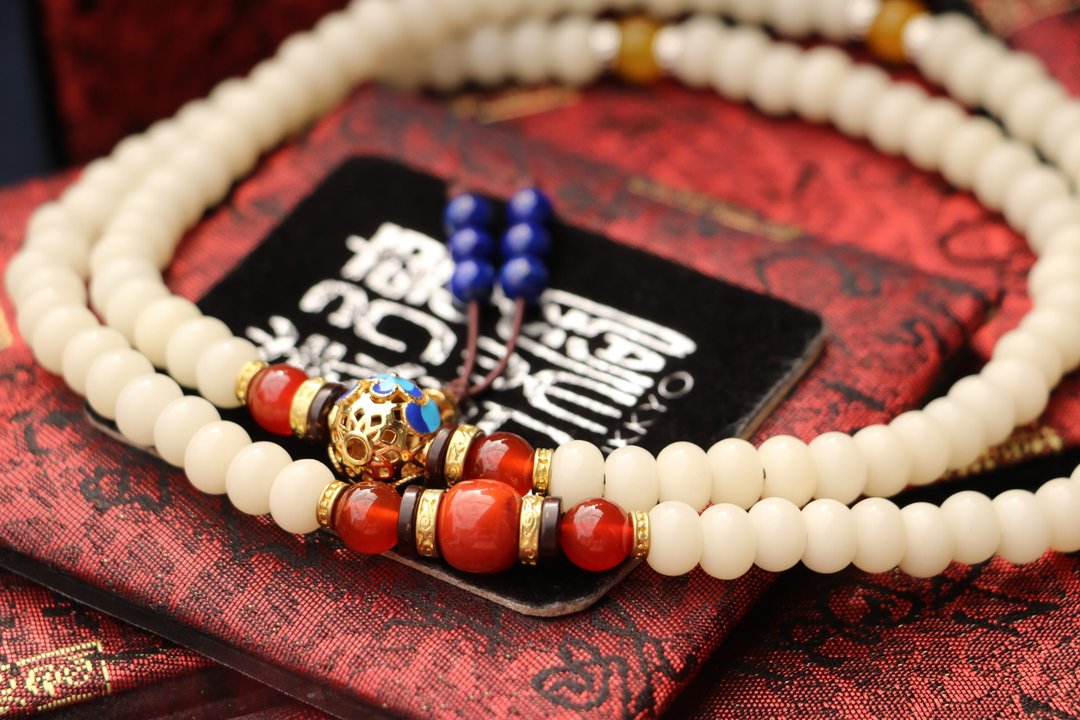 精品白玉菩提根菩提子 8x6mm 108颗 苹果圆 火焰纹南红玛瑙 佛珠 - 手链/手环 - 植物．花 