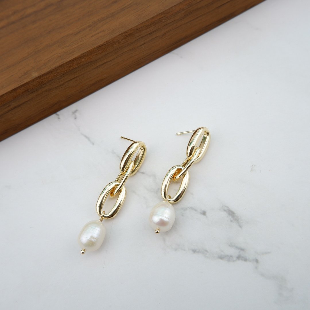 Freshwater Pearl dangle earrings - 耳环/耳夹 - 珍珠 金色