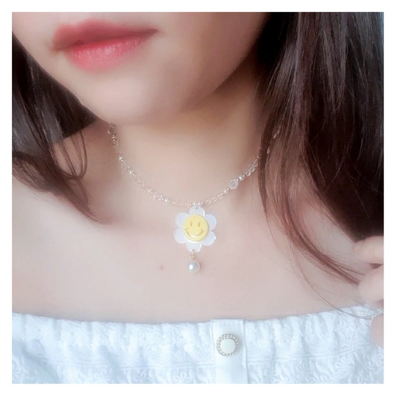 Clear bead necklace, flower pendant, pearl beads - 项链 - 塑料 透明