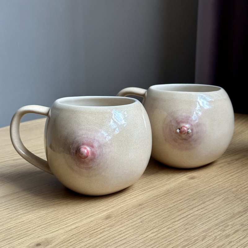 手工陶瓷杯，带有女性胸部和穿孔乳头设计 - 420 毫升，适合咖啡 - 咖啡杯/马克杯 - 陶 多色