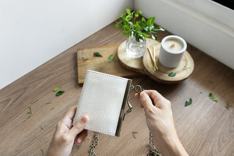 白烟 口金短夹 侧背包 真皮口金包丨耐脏 防泼水丨礼物纪念 - 皮夹/钱包 - 真皮 白色