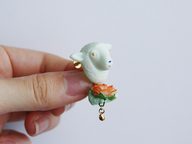 BIG HUG-flower earrings / earrings [sheep / 5color] - 耳环/耳夹 - 塑料 多色